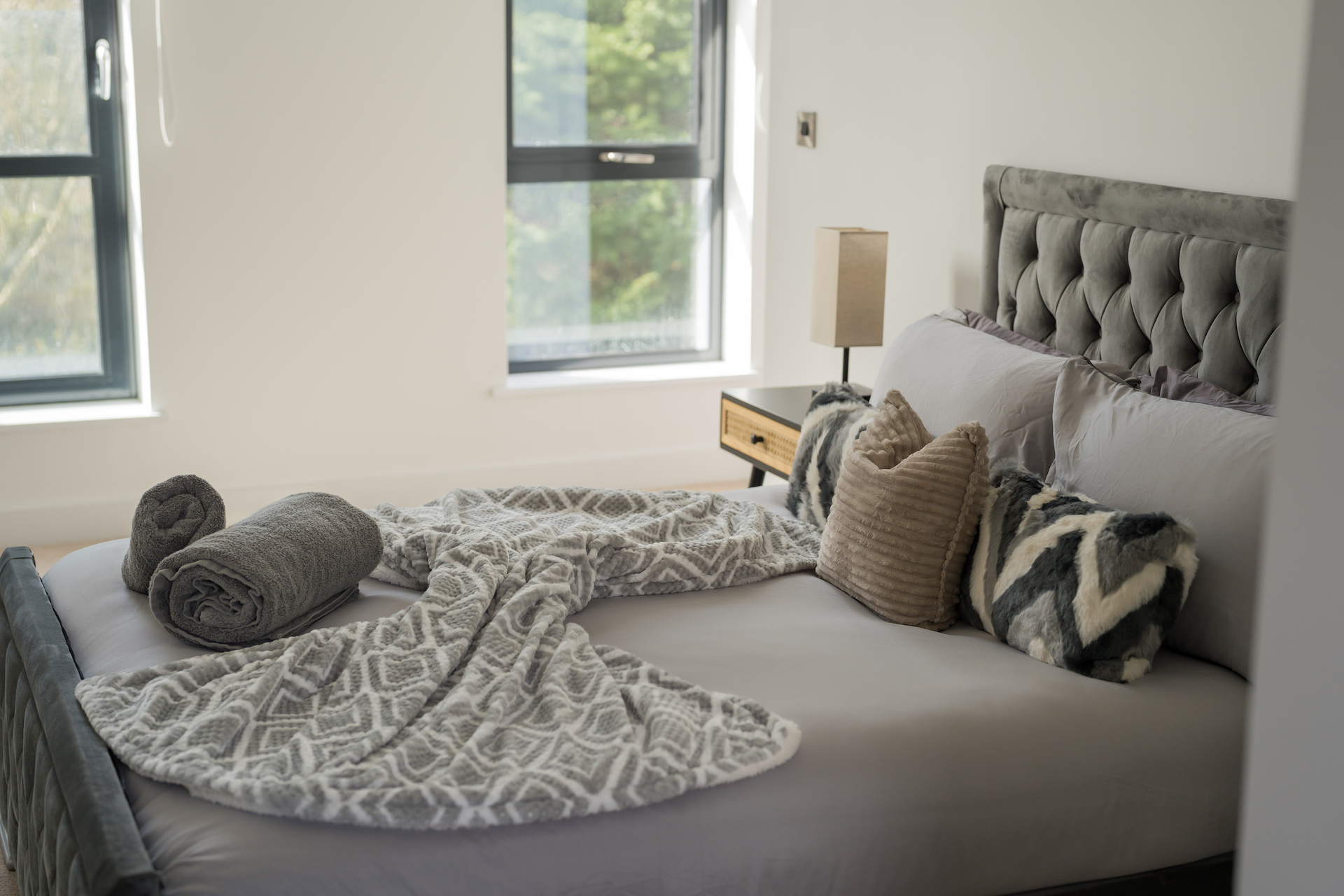 <i>Hands off Investment